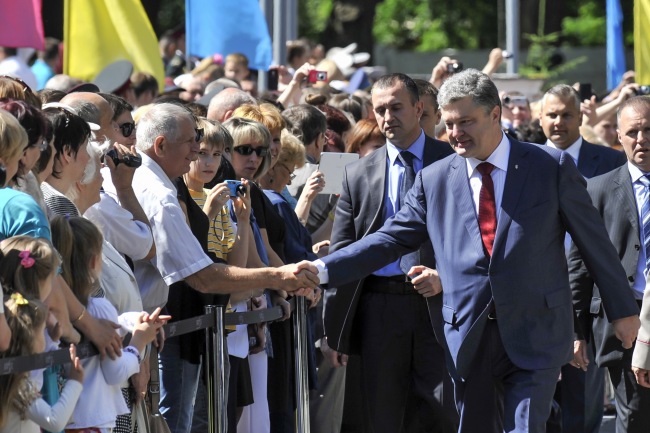 Ukrainian President Petro Poroshenko (right) attends a graduation ceremony at the Ukrainian military academy in Kiev on Wednesday.   AP-Yonhap