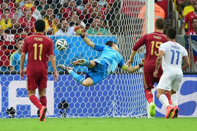 Spain’s goalkeeper Iker Casillas can’t make a save against Chile during a World Cup soccer match on Wednesday. Spain was eliminated from the tournament after losing 2-0.   AFP-Yonhap