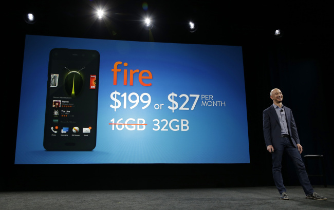 <YONHAP PHOTO-0155> Amazon CEO Jeff Bezos stands next to a projected graphic that shows the $199 price for a 32GB Amazon Fire Phone, Wednesday, June 18, 2014, in Seattle. (AP Photo/Ted S. Warren)/2014-06-19 05:03:45/ <저작권자 ⓒ 1980-2014 ㈜연합뉴스. 무단 전재 재배포 금지.>
A projected graphic shows the price for a 32GB Amazon Fire Phone in Seattle on Wednesday.   AP-Yonhap