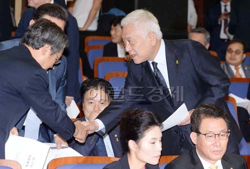 김한길 새정치민주연합공동대표가 19일 오전 국회에서 열린 의원총회에서 의원들과 인사를 하고 있다.
김대표는 이날 중앙아시아를 순방 중인 박 대통령을 향해 “세월호 참사로 드러난 박근혜정부의 무능과 무책임 뿐 아니라 인사참사로 박 대통령의 고집스러운, 변함없는 불통, 오만과 독선을 또 한 번 확인됐다”면서 “귀국 즉시 제2기 내각에 대한 전면적 재구성을 해야 할 것”이라고 말했다.