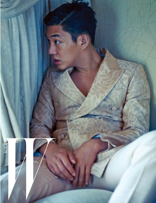 유아인(엄홍식/탤런트/영화배우/UAA)
Actor Yoo Ah-in graced the cover of W Korea magazine with a manly look.