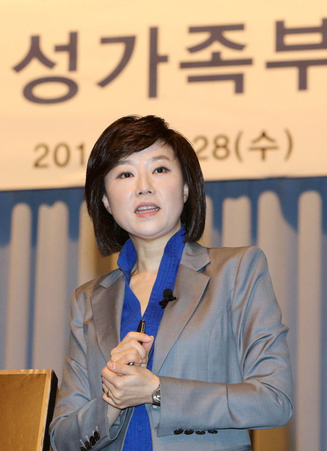<YONHAP PHOTO-0953> 대한상공회의소, 여성가족부 장관 초청 간담회 (서울=연합뉴스) 조윤선 여성가족부 장관이 28일 세종대로 대한상의회관에서 열린 ‘대한상의 주최 간담회’에서 ’일, 가정 양립을 위한 가족친화 경영’이라는 주제로 강연을 하고 있다. 2014.5.28 << 대한상공회의소 제공 >> photo@yna.co.kr/2014-05-28 11:47:54/ <저작권자 ⓒ 1980-2014 ㈜연합뉴스. 무단 전재 재배포 금지.>
Cho Yoon-sun, senior presidential secretary for political affairs.   Yonhap