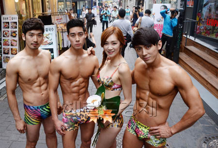 언더웨어 브랜드 리바이스 바디워어가 19일 오전 서울 명동에서 올여름 바탕스 언더웨어 트렌드를 선보이는 ‘리바이스 바디웨어 미디 패션쇼’를 진행하고 있다. 이번 행사에는 여성모델과 ‘2014 맨스헬스 쿨가이 선발대회’ 우승 후보자들이 함께 참가해 열대식물과 애니멀 패턴이 적용된 ‘썸머 트로피컬 시리즈’ 를 착용하고 포즈를 취해 눈길을 끌었다.