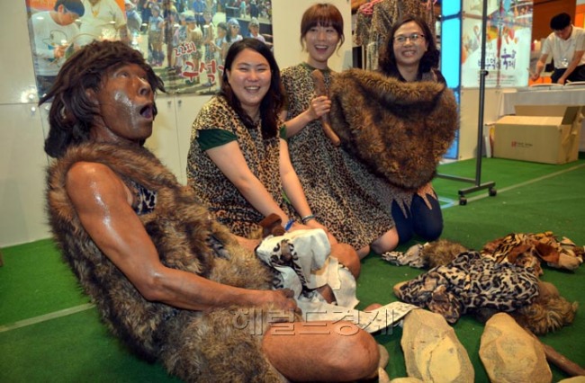 본격적인 휴가철을 앞두고 19일 오전 서울 강남구 삼성동에서 한국축제박람회 K-Festival이 열려 관람객들이 연천군 구석기축제를 체험하고 있다.