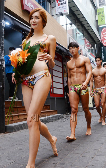 언더웨어 브랜드 리바이스 바디워어가 19일 오전 서울 명동에서 올여름 바탕스 언더웨어 트렌드를 선보이는 ‘리바이스 바디웨어 미디 패션쇼’를 진행하고 있다. 이번 행사에는 여성모델과 ‘2014 맨스헬스 쿨가이 선발대회’ 우승 후보자들이 함께 참가해 열대식물과 애니멀 패턴이 적용된 ‘썸머 트로피컬 시리즈’ 를 착용하고 포즈를 취해 눈길을 끌었다.