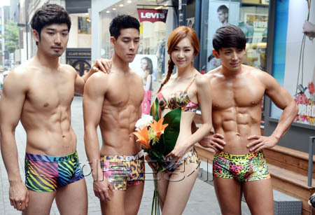 언더웨어 브랜드 리바이스 바디워어가 19일 오전 서울 명동에서 올여름 바탕스 언더웨어 트렌드를 선보이는 ‘리바이스 바디웨어 미디 패션쇼’를 진행하고 있다. 이번 행사에는 여성모델과 ‘2014 맨스헬스 쿨가이 선발대회’ 우승 후보자들이 함께 참가해 열대식물과 애니멀 패턴이 적용된 ‘썸머 트로피컬 시리즈’ 를 착용하고 포즈를 취해 눈길을 끌었다.