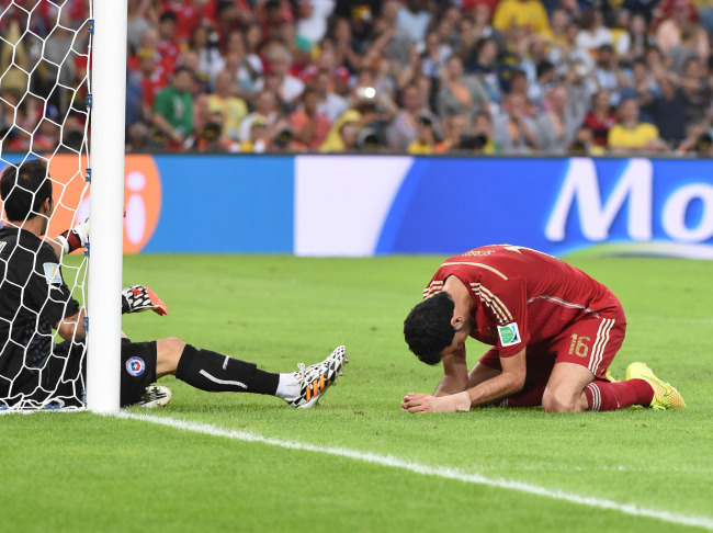 Spain’s Sergio Busquets (right) reacts after missing a chance during a Group B match between Spain and Chile in Rio de Janeiro, Brazil, Wednesday.   Xinhua-Yonhap