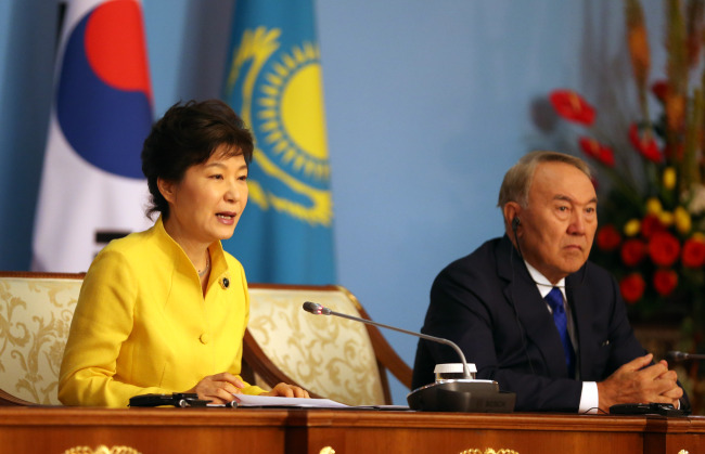 President Park Geun-hye speaks at a joint press conference held at the presidential palace in Astana, capital of Kazakhstan, Thursday. Next to Park is her Kazakh counterpart Nursultan Nazarbayev.   Yonhap