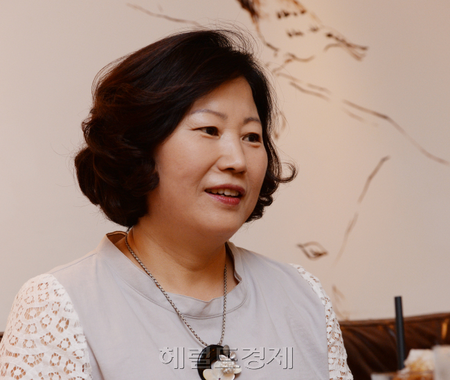 황선미 동화작가 "마당응 나온 암닭". 박현구 기자phko@heraldcorp.com 2014.06.18
황선미 동화작가 "마당응 나온 암닭". 박현구 기자phko@heraldcorp.com 2014.06.18