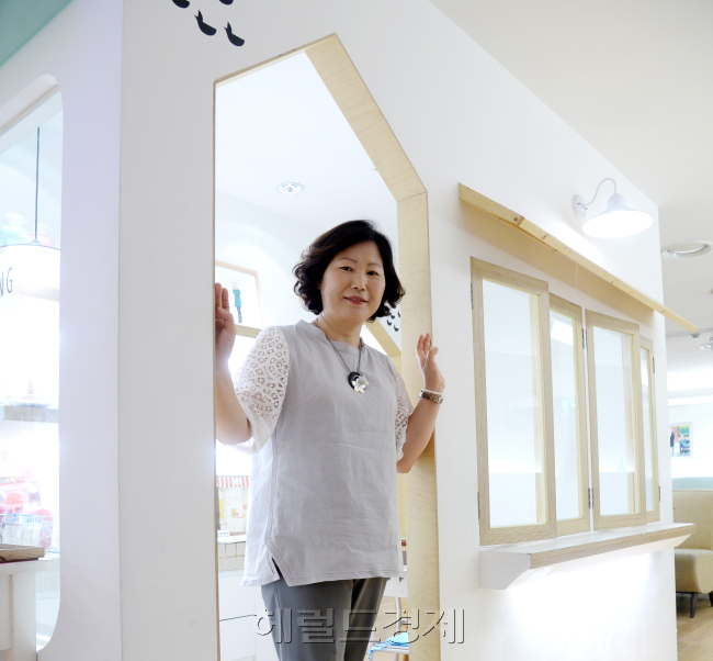 황선미 동화작가 "마당응 나온 암닭". 박현구 기자phko@heraldcorp.com 2014.06.18
황선미 동화작가 "마당응 나온 암닭". 박현구 기자phko@heraldcorp.com 2014.06.18
