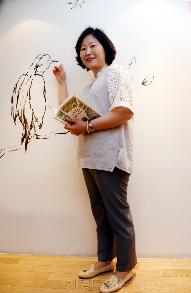황선미 동화작가 "마당응 나온 암닭". 박현구 기자phko@heraldcorp.com 2014.06.18
황선미 동화작가 "마당응 나온 암닭". 박현구 기자phko@heraldcorp.com 2014.06.18