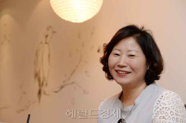황선미 동화작가 "마당응 나온 암닭". 박현구 기자phko@heraldcorp.com 2014.06.18
황선미 동화작가 "마당응 나온 암닭". 박현구 기자phko@heraldcorp.com 2014.06.18