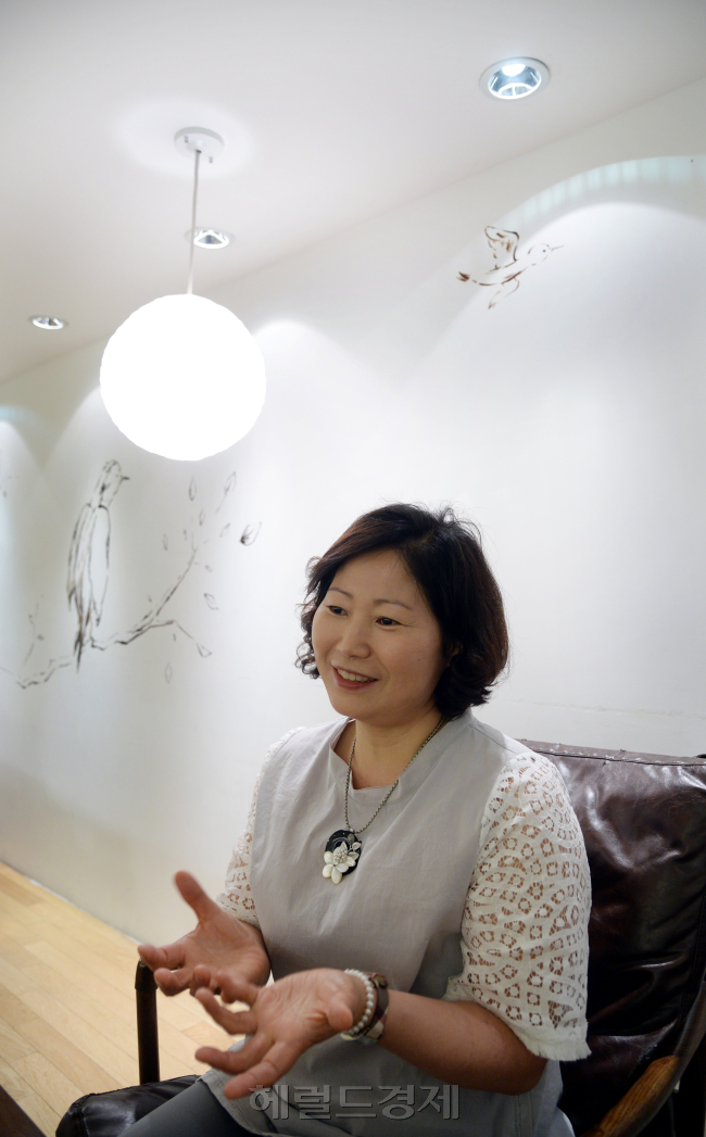 황선미 동화작가 "마당응 나온 암닭". 박현구 기자phko@heraldcorp.com 2014.06.18
황선미 동화작가 "마당응 나온 암닭". 박현구 기자phko@heraldcorp.com 2014.06.18