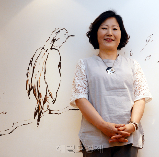 황선미 동화작가 "마당응 나온 암닭". 박현구 기자phko@heraldcorp.com 2014.06.18
황선미 동화작가 "마당응 나온 암닭". 박현구 기자phko@heraldcorp.com 2014.06.18