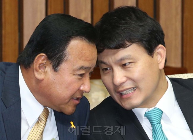 이완구 새누리당비상대책위원장겸 원내대표가 20일오전 국회에서 열린 주요당직자회의에서 윤상현사무총장과 이야기를 하고 있다.이길동기자.gdlee@heraldcorp.com
이완구 새누리당비상대책위원장겸 원내대표가 20일오전 국회에서 열린 주요당직자회의에서 윤상현사무총장과 이야기를 하고 있다.이길동기자.gdlee@heraldcorp.com