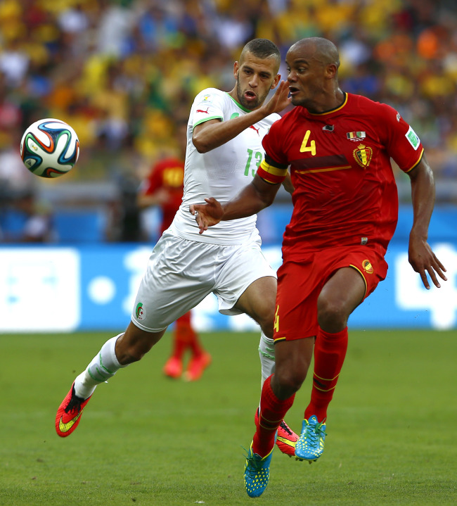 <YONHAP PHOTO-1507> (140617) -- BELO HORIZONTE, June 17, 2014 (Xinhua) -- Belgium's Vincent Kompany (R) vies with Algeria's Islam Slimani during a Group H match between Belgium and Algeria of 2014 FIFA World Cup at the Estadio Mineirao Stadium in Belo Horizonte, Brazil, June 17, 2014.(Xinhua/Liu Bin)(xzj)/2014-06-18 11:05:00/ <저작권자 ⓒ 1980-2014 ㈜연합뉴스. 무단 전재 재배포 금지.>
Belgium’s Vincent Kompany (front) in action against Algeria   Xinhua-Yonhap