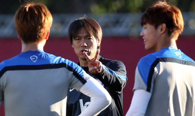 Korea head coach Hong Myung-bo runs a practice session in Foz do Iguacu, Brazil, Thursday.   Yonhap