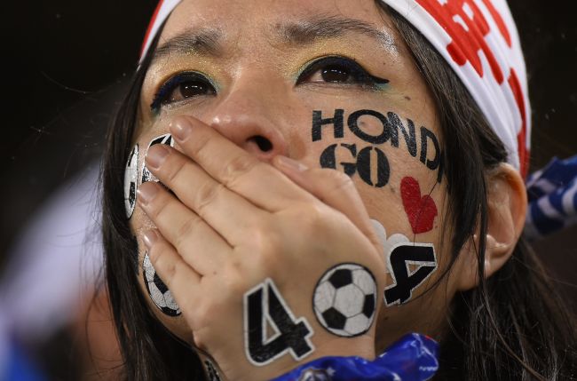 일본이 2014 브라질월드컵 C조 예선 2차전에서 그리스와 수적 우세에도 불구하고 무승부를 기록하자 일본 누리꾼들이 비난의 목소리를 쏟아내고 있다.
일본은 20일(이하 한국시간) 브라질 나타우 두나스 경기장에서 펼쳐진 그리스와의 경기에서 전반 38분 상대 선수의 퇴장으로 이후 11명으로 10명의 그리스를 상대했으나 끝내 골을 기록하지 못하고 0-0 무승부를 이뤘다.