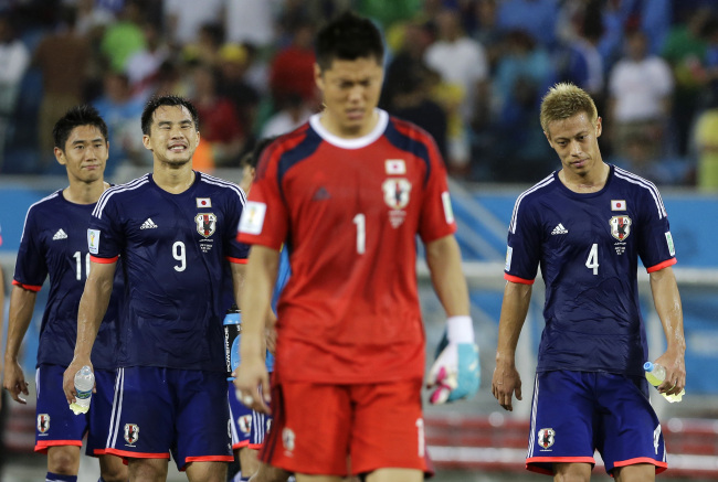 일본이 2014 브라질월드컵 C조 예선 2차전에서 그리스와 수적 우세에도 불구하고 무승부를 기록하자 일본 누리꾼들이 비난의 목소리를 쏟아내고 있다.
일본은 20일(이하 한국시간) 브라질 나타우 두나스 경기장에서 펼쳐진 그리스와의 경기에서 전반 38분 상대 선수의 퇴장으로 이후 11명으로 10명의 그리스를 상대했으나 끝내 골을 기록하지 못하고 0-0 무승부를 이뤘다.