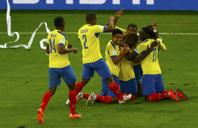 Ecuador's national soccer players celebrate teammate Enner Valencia's (not pictured) second goal against Honduras during their 2014 World Cup Group E soccer match at the Baixada arena in Curitiba on June 20. (Reuters-Yonhap)