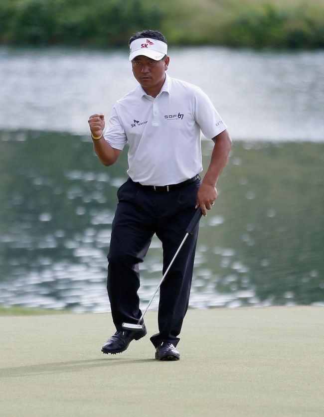 <YONHAP PHOTO-0625> CROMWELL, CT - JUNE 21: K.J. Choi of Korea reacts after making a birdie putt on the 15th hole during the third round of the Travelers Championship golf tournament at the TPC River Highlands on June 21, 2014 in Cromwell, Connecticut. Jim Rogash/Getty Images/AFP== FOR NEWSPAPERS, INTERNET, TELCOS & TELEVISION USE ONLY ==../2014-06-22 07:58:35/ <저작권자 ⓒ 1980-2014 ㈜연합뉴스. 무단 전재 재배포 금지.>
Korea’s Choi Kyung-ju reacts after making a birdie on the 15th hole at the Travelers Championship on Saturday.   AFP-Yonhap