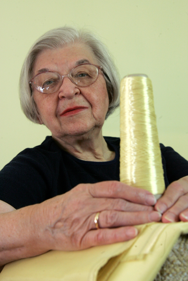 <YONHAP PHOTO-1747> FILE - Stephanie Kwolek poses for a photo holding with a spool of Kevlar, in this June 20 2007 file photo taken in Brandywine Hundred, Del. Her friend, Rita Vasta, told The Associated Press that Stephanie Kwolek died Wednesday June 18, 2014 in a Wilmington hospital. She was 90. (AP Photo/The News Journal, Jennifer Corbett)/2014-06-20 20:42:38/ <저작권자 ⓒ 1980-2014 ㈜연합뉴스. 무단 전재 재배포 금지.>
Stephanie Kwolek.   AP-Yonhap