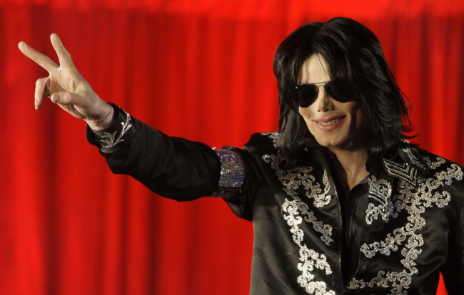 <YONHAP PHOTO-0509> FILE - In this March 5, 2009 file photo US singer Michael Jackson announces that he is set to play ten live concerts at the London O2 Arena in July, which he announced at a press conference at the London O2 Arena. Jackson’s death on June 25, 2009 stunned the world, and sparked nostalgia for the singer’s music that have transformed his image and catapulted his estate to the top of earnings charts. Jackson's death returned him to the top of the record charts and quickly generated hundreds of millions of dollars through deals for new albums and a movie created from his final rehearsals for his planned “This Is It” comeback concerts. (AP Photo/Joel Ryan, File)/2014-06-20 08:48:54/ <저작권자 ⓒ 1980-2014 ㈜연합뉴스. 무단 전재 재배포 금지.>
Michael Jackson in 2009.   AP-Yonhap