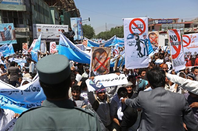 Supporters of presidential candidate Abdullah Abdullah shouts slogans during a protest in Kabul on Saturday.   AP-Yonhap