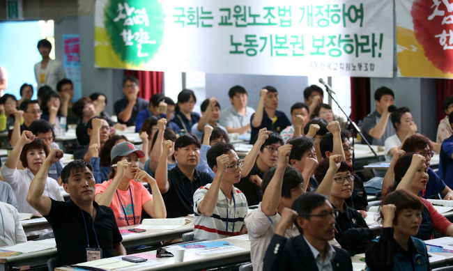 Members the Korean Teachers and Education Workers’ Union on Saturday shout slogans as they hold meetings to discuss the countermeasures for Thursday’s court ruling, in which the group was stripped of its legal status.   Yonhap