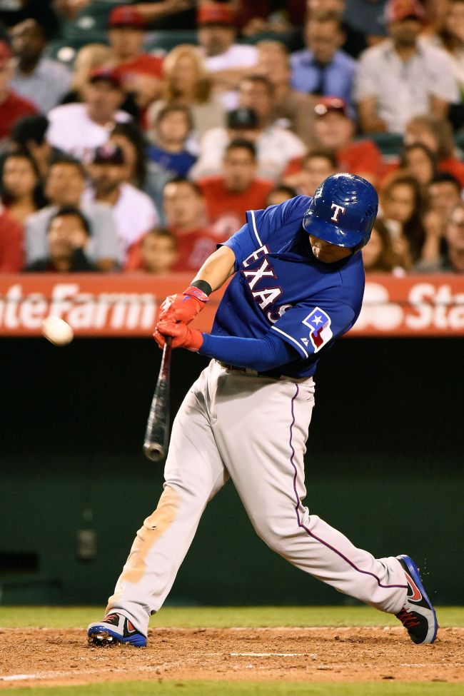 Texas Rangers left fielder Choo Shin-soo homers in the ninth inning on Saturday.   AFP-Yonhap