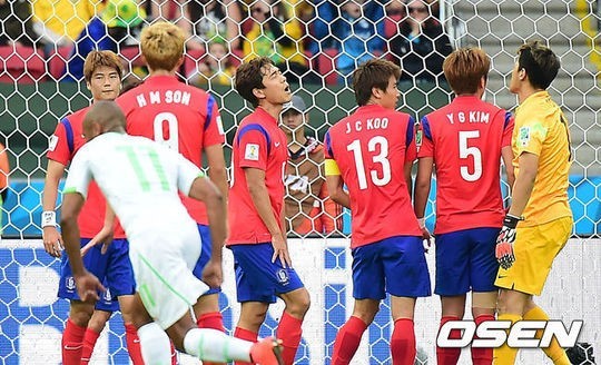 한국팀의 원톱으로 기대를 모았던 박주영(29·아스날)이 월드컵에서 2경기 연속 슈팅을 못하고 후반 교체됐다.
박주영은23일 오전4시(한국시각) 포르투 알레그레에서 2014 브라질 월드컵 H조 조별예선 4경기 알제리전에 선발 출장하였다.
홍명보 감독은 이날도 박주영을 공격수로 선발 출전시켰지만 단 한번의 슈팅도 기록하지 못한채 후반 12분 김신욱과 교체됐다.
또한 이날 한국은 알제리에 2-4로 져 16강 진출이 더욱 힘겨워졌다.
박주영은 러시아전에서도 후반 11분 이근호와 교체되기 전까지 슈팅을 보이지 못했다. 　
알제리전 패배, 박주영의 부진으로 홍명보 대표팀 감독의 선수 기용이 다시 도마 위에 오르며 대표팀의 ‘의리’ 논란이 다시 불거지고 있다.