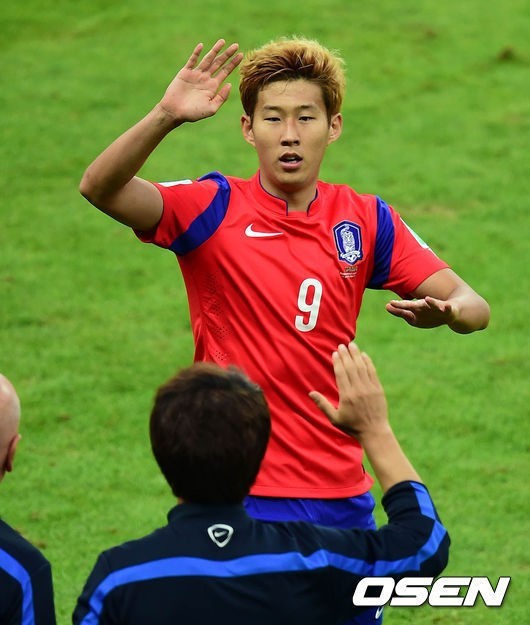 ‘손세이셔널’ 손흥민(22·레버쿠젠)이 홍명보호 공격진의 자존심을 살렸지만 알제리전 후 눈물을 흘려 팬들을 안타깝게 했다.
손흥민은 23일(이하 한국시간) 브라질 포르투알레그리의 베이라히우 주경기장에서 열린 알제리와의 2014 브라질 월드컵 축구대회 H조 조별리그 2차전에서 한국에 첫 골을 선사했다.
한국은 전반에만 3골을 내주며 패색이 짙었다. 이 가운데 손흥민은 후반 5분 하프라인 근처에서 기성용(스완지시티)이 길게 넘겨준 볼을 받아 문전에서 왼발로 차 넣었다.