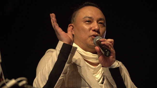 신해철(가수/넥스트)
“그동안 생활패턴이 근본적으로 변했어요. 지금은 다른 인생을 살고 있다고 생각합니다.”
신해철이 돌아왔다. 7년만이다. 20살에 데뷔해서 24장 앨범을 내고 오래 소식이 없던 그가 실험적인 정규 6집 part.1 ‘리부트 마이셀프(Reboot Myself)’을 들고 나타났다.