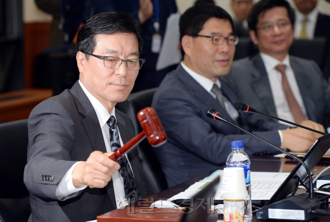 23일 오전  금융위원회에서 공적자금관리위원회(공동위원장:박상용, 신제윤) 를 열어 우리은행 민영화 추진 방안을 논의하고  심ㄱ의,의결하고 있다. 사진은 박상용 공동위원장이  의사봉을 두드리고 있다.  박현구 기자phko@ 2014.06.23
23일 오전  금융위원회에서 공적자금관리위원회(공동위원장:박상용, 신제윤) 를 열어 우리은행 민영화 추진 방안을 논의하고  심ㄱ의,의결하고 있다. 사진은 박상용 공동위원장이  의사봉을 두드리고 있다.  박현구 기자phko@ 2014.06.23
박상용 공적자금관리위원장이 23일 서울 중구 금융위원회 대회의실에서 열린 공자위 전체회의에서 의사봉을 두드리고 있다. 이날 공자위는 우리은행 매각 방안으로 정부 보유 지분 56.97% 중 30%는 일반경쟁입찰, 나머지 26.97%는 희망수량경쟁입찰을 실시하기로 결정했다.
박현구 기자/phko@heraldcorp.com
