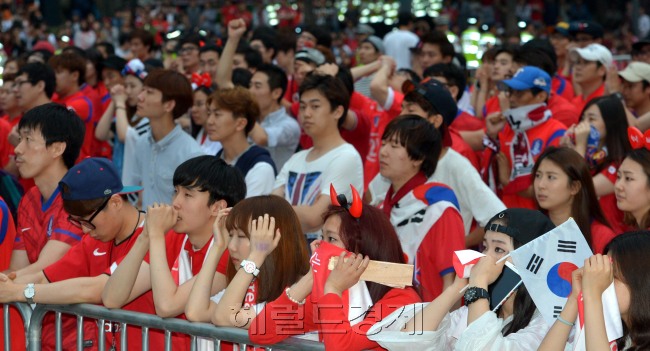 2014브라질월드컵축구 한국과 알제리전이 열린 23일 오전 시민들과 붉은 악마들이 광화문광장에서 거리 응원전펼치다 우리나라가 실점을 하자 망연자실해 하고 있다.<br />김명섭 기자 msiron@heraldcorp.com