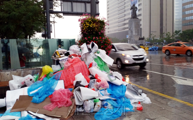 한국-알제리 경기 끝 난 후 내리 폭우 후 청수하며 쌓아놓은 을원도구. 박현구 기phko@heraldcorp.com 2014.06.23
알제리와의 경기가 있었던 23일 광화문광장에는 새벽부터 5만여명(소방서 추산)의 사람들이 몰려 응원 물결을 이뤘다. 하지만 태극전사가 완패해 상당수 시민들이 일찍 자리를 뜨고 경기후 소나기 마저 내리면서 곳곳에 쓰레기 더미가 쌓인채 방치됐다.    박현구 기자/phko@heraldcorp.com