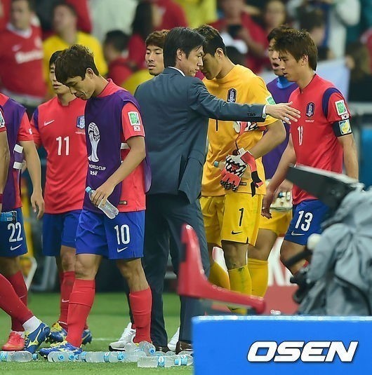 벨기에 월드컵대표팀 감독이 “한국전에서 주전 선수들을 쉬게 할 것”이라고 말했다.
2차전에서 러시아를 1-0으로 제압한 벨기에는 지난 알제리와의 1차전(2-1)에 이어 2연승을 거둬 한국과의 경기 결과에 상관없이 16강 진출을 조기에 확정지었다.　
이에 벨기에 대표팀의 빌모츠 감독은 지난 23일 러시아전 이후 가진 기자회견에서 “한국과의 경기에서는 일부 주전 선수들을 쉬게 하고 그동안 뛰지 못했던 선수들에게도 기회를 줄 생각”이라며 “우리가 보유한 교체 선수들 역시 뛰어난 선수들이기에 큰 걱정은 하지 않는다”고 말했다.
　