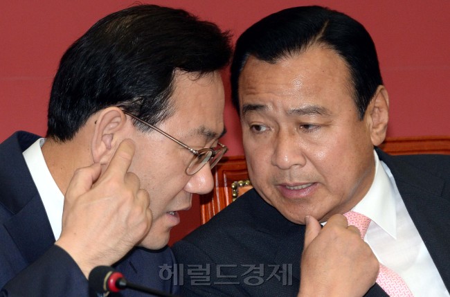 이완구 새누리당 비상대책위원장겸 원내대표(오른쪽)가 23일 오전 국회에서 열린 비상대책위원회의에서 주호영 정책위의장과 이야기를 하고 있다.이길동기자.gdlee@heraldcorp.com
이완구 새누리당 비상대책위원장겸 원내대표(오른쪽)가 23일 오전 국회에서 열린 비상대책위원회의에서 주호영 정책위의장과 이야기를 하고 있다.이길동기자.gdlee@heraldcorp.com