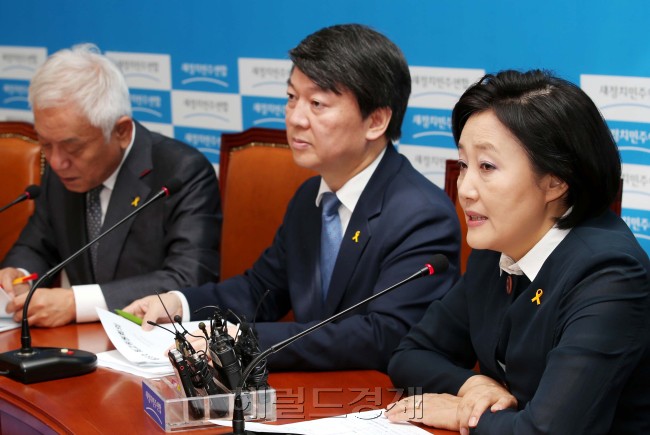 박영선새정치민주연합 원내대표가 23일 오전 국회에서 열린 최고위원회의에서 모두발언을 하고 있다. 이길동기자.gdlee@heraldcorp.com
박영선새정치민주연합 원내대표가 23일 오전 국회에서 열린 최고위원회의에서 모두발언을 하고 있다. 이길동기자.gdlee@heraldcorp.com