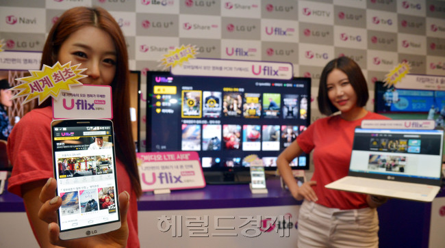 LG유플러스는 23일 오전 서울 세종문화회관에서 비디오 LTE 시대를의 본격 개막을 알리고 Uflix Movie(유플릭스 무비), U+HDTV NEW(유플러스 HDTV 뉴), U+Navi Real(유플러스 내비 리얼), U+tvG개인방송, U+Share Live 등 세계 최초 비디오 서비스를 공개했다.<br />김명섭 기자 msiron@heraldcorp.com
LG유플러스는 23일 오전 서울 세종문화회관에서 비디오 LTE 시대를의 본격 개막을 알리고 Uflix Movie(유플릭스 무비), U+HDTV NEW(유플러스 HDTV 뉴), U+Navi Real(유플러스 내비 리얼), U+tvG개인방송, U+Share Live 등 세계 최초 비디오 서비스를 공개했다.
김명섭 기자 msiron@heraldcorp.com