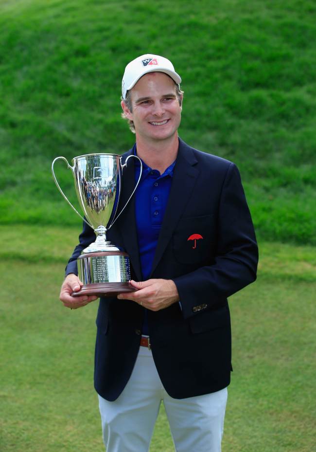 Kevin Streelman poses with the winner’s trophy on Sunday.   AFP-Yonhap