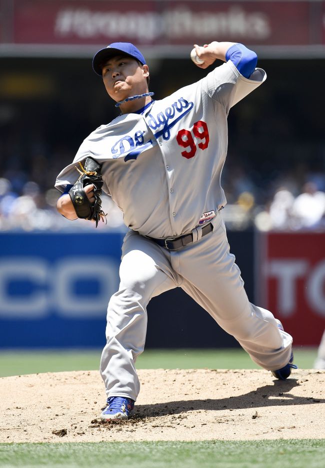 Los Angeles Dodgers pitcher Ryu Hyun-jin delivers in the first inning on Sunday.   AFP-Yonhap