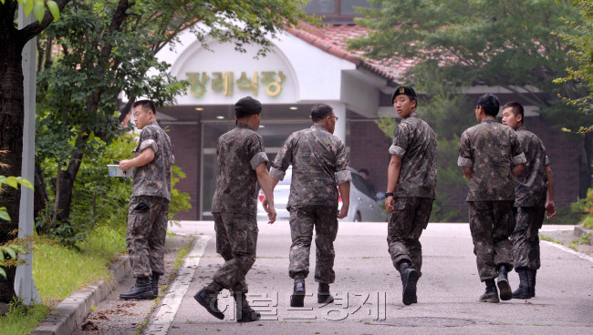 강원도 고성군 22사단 GOP(일반전초)에서 총기난사로 임모병장이 무장탈영한 가운데 23일 오전 총기난사로 희생된 군인의 합동분향소가 마련된 경기도 성남시소재 국군수도통합병원 장례식장에 군인과 유가족들이 장례식장으로 들어가고 있다.<br />이상섭 기자. babtong@heraldcorp.com
강원도 고성군 22사단 GOP(일반전초)에서 총기난사로 임모병장이 무장탈영한 가운데 23일 오전 총기난사로 희생된 군인의 합동분향소가 마련된 경기도 성남시소재 국군수도통합병원 장례식장에 군인과 유가족들이 장례식장으로 들어가고 있다.
이상섭 기자. babtong@heraldcorp.com
강원도 고성군 22사단 GOP(일반전초)에서 총기난사로 임모병장이 무장탈영한 가운데 23일 오전 총기난사로 희생된 군인의 합동분향소가 마련된 경기도 성남시소재 국군수도통합병원 장례식장에 군인과 유가족들이 장례식장으로 들어가고 있다.
이상섭 기자. babtong@heraldcorp.com