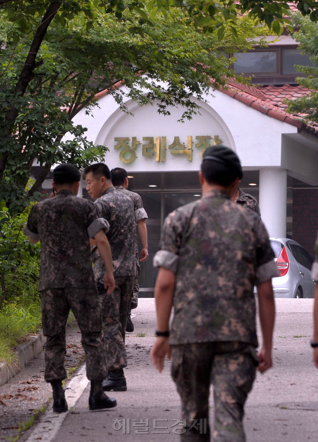 강원도 고성군 22사단 GOP(일반전초)에서 총기난사로 임모병장이 무장탈영한 가운데 23일 오전 총기난사로 희생된 군인의 합동분향소가 마련된 경기도 성남시소재 국군수도통합병원 장례식장에 군인들이 들어가고 있다.<br />이상섭 기자. babtong@heraldcorp.com
강원도 고성군 22사단 GOP(일반전초)에서 총기난사로 임모병장이 무장탈영한 가운데 23일 오전 총기난사로 희생된 군인의 합동분향소가 마련된 경기도 성남시소재 국군수도통합병원 장례식장에 군인들이 들어가고 있다.
이상섭 기자. babtong@heraldcorp.com