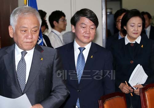 김한길.안철수 새정치민주연합 공동대표가 23일 오전 국회에서 열린 최고위원회의에 참석하기위해 회의장에 들어오고 있다.
김한길대표는 이날 “이달 초 공동대표 명의에서 대통령과의 면담을 밝힌 바 있다”면서 “대통령과 만나 국가혁신방안에 대해 허심탄회하게 논의할 용의가 있다”고 말했다.