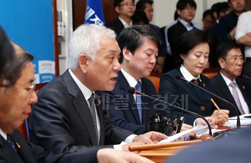 김한길새정치민주연합 공동대표가 23일 오전 국회에서 열린 최고위원회의에서 모두발언을 하고 있다.
김대표는 이날 “정부는 인사참사에 빠졌고 박근혜 대통령은 문창극 국무총리 후보자에 대한 입장을 정리하지 않고 있다”며 “대통령의 자세가 참으로 무책임하다”고 지적했다.