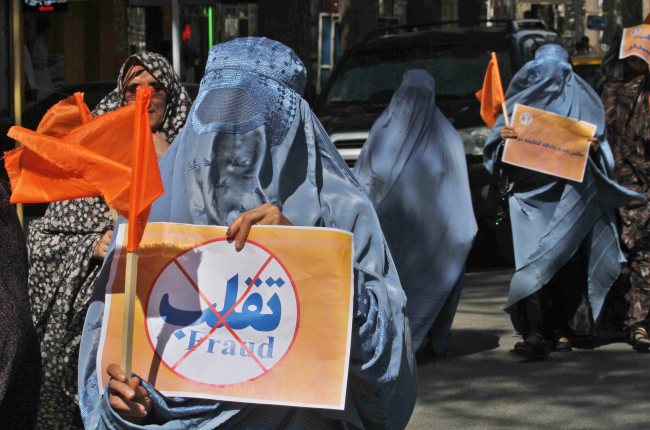 Veiled female activists join a rally to protest against alleged fraud in the presidential runoff in Kabul on Sunday.   EPA-Yonhap