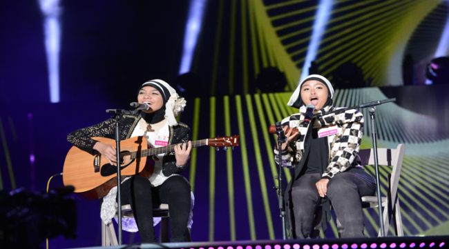 K-pop World Festival 2012 grand prize winners “Nadya & Marwah” from Indonesia.   Courtesy of K-pop World Festival