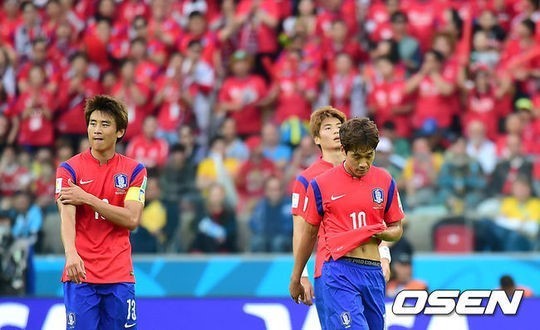 영국의 한 매체가 정성룡과 박주영을 혹평했다.
한국은 23일(한국시간) 오전 4시 브라질 포르투 알레그레 에스타지우 베이라-히우 경기장에서 열린 알제리와 2014 브라질월드컵 조별리그 2차전에서 2대 4로 패배했다.
영국 축구 전문 매체 스카이스포츠는 박주영과 정성룡에게 팀내 최저점인 5점과 4점을 부여했다.
박주영은 전반 선발 출전해 0슈팅을 기록하며 아무런 활약을 하지 못했다. 스카이스포츠는 “박주영은 떠났다”고 혹평했다.
정성룡에게는 “재앙 같은 경기력”이라 평했다. 정성룡의 실수로 한국의 2번 째 골을 헌납했다.
반면 스카이스포츠는 손흥민과 구자철에 대해서는 "밝게 빛났다", "가치를 증명하는 골"이라며 평점 7점을 부여했다.