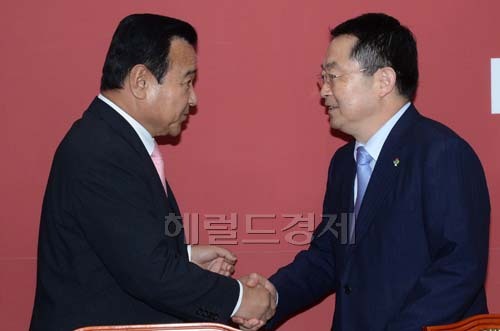 이완구 새누리당원내대표가 23일 오전 국회 새누리당 원내대표실에서 백승주 국방부차관을 비롯한 국방부관계자들로 부터 최근 발생한 동부전선 총기사건에 대한 보고를 받기에 앞서 백승주 국방부차관과 악수하고 있다 .
이원내대표는 이날 동부전선 총기난사 사고와 관련, 백승주 국방부 차관에게 사건 발생 경위와 후속 조치 등에 대해 보고 받은 후 “세월호 참사로 전 국민이 슬픔에 젖어있고 대통령의 외국공무 와중에 사고가 터졌다는 데 대해 대단히 유감”이라며“군 기강이 이런 정도라면 심각하다”고 지적했다